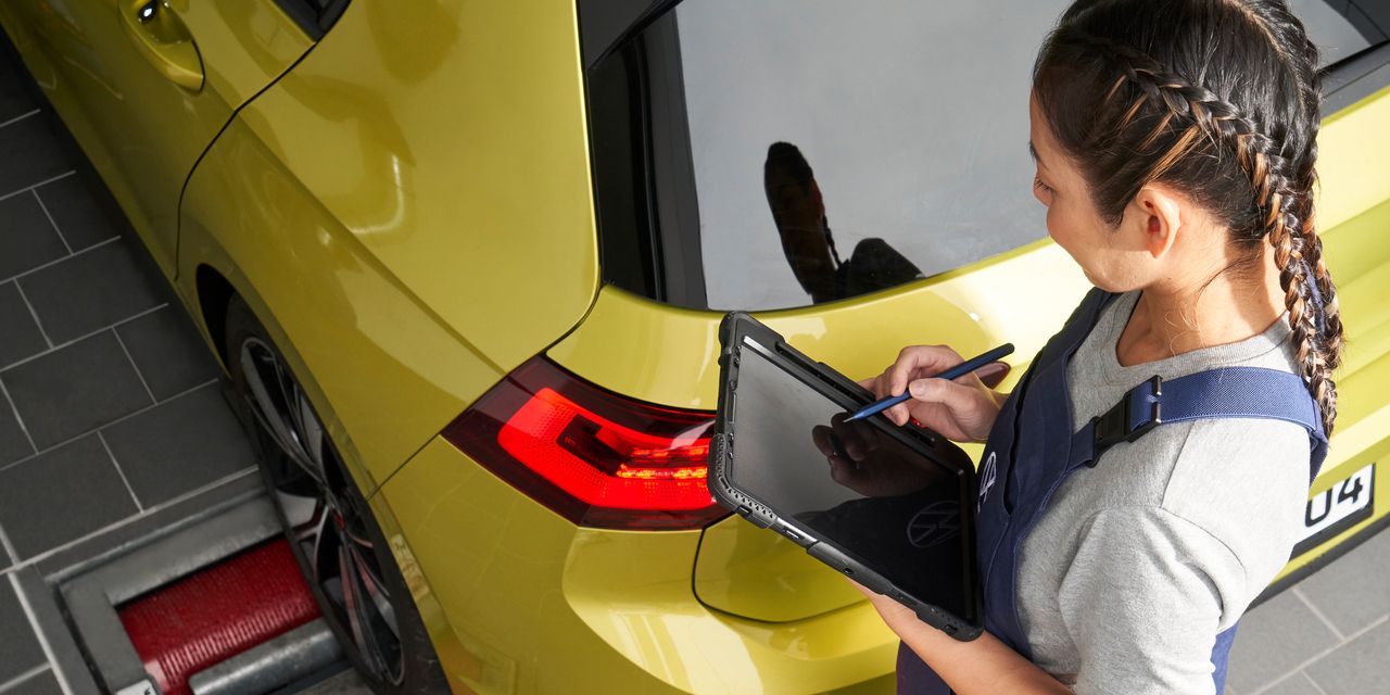 Volkswagen Service-Technikerin bei der Wartung